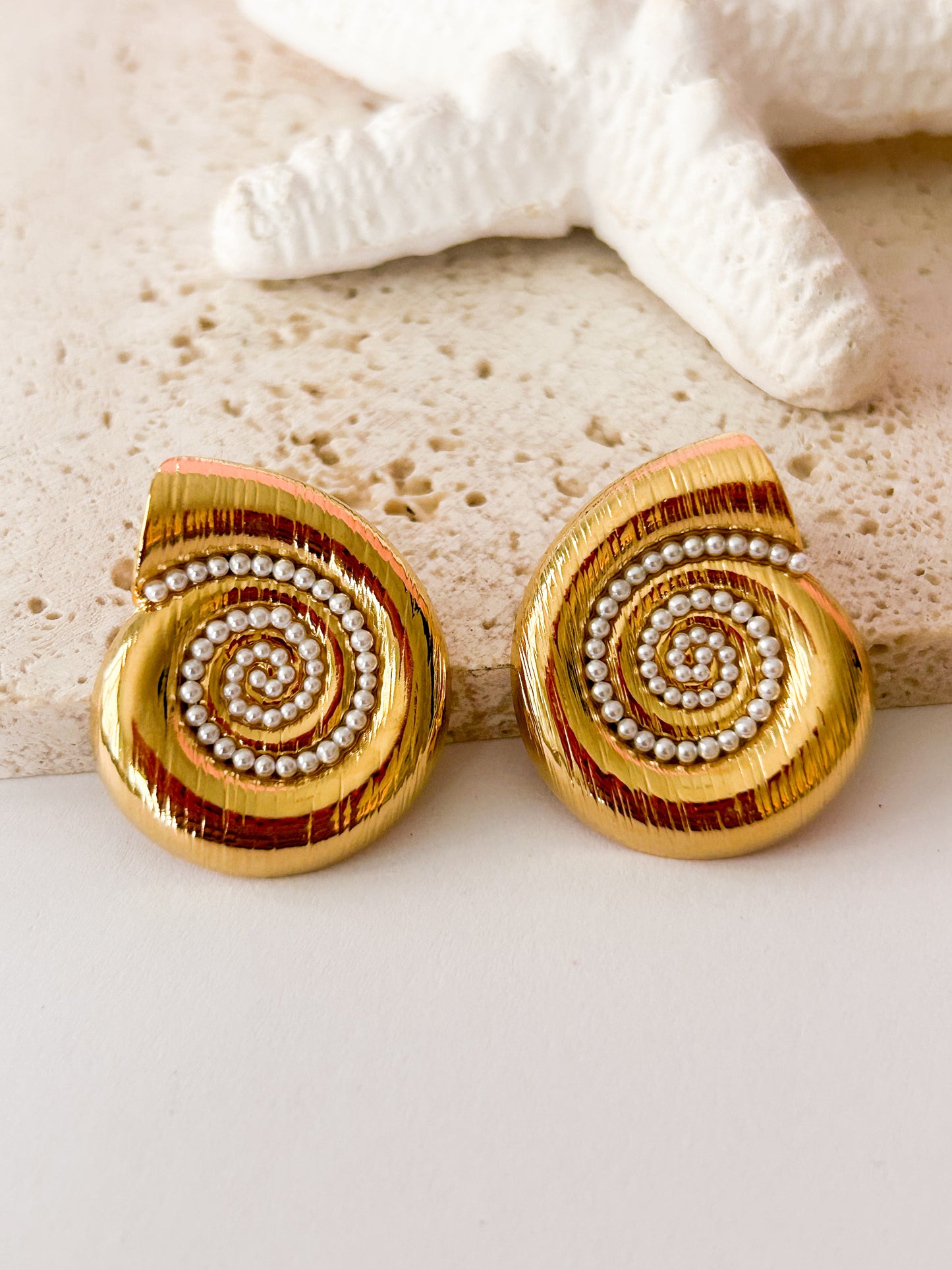 Aretes Dorados Concha Marina con Perlas