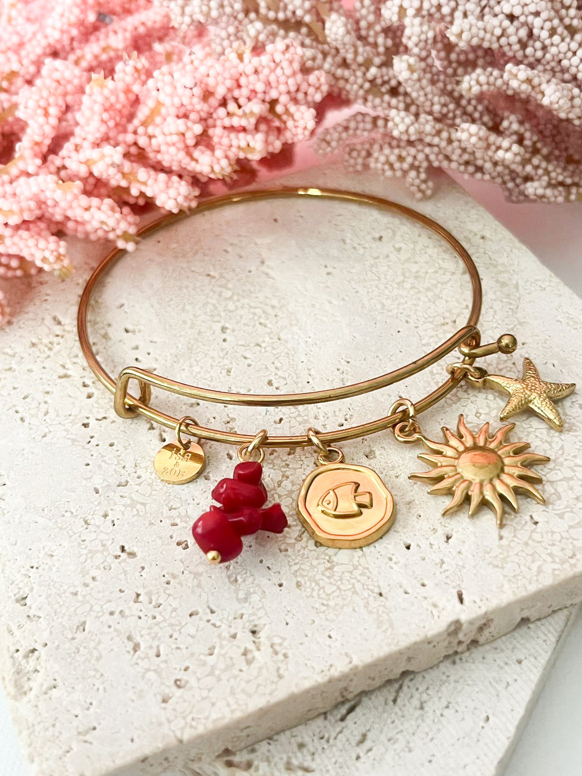 Pulsera Amira | Bangle Dorado con Charms Marinos