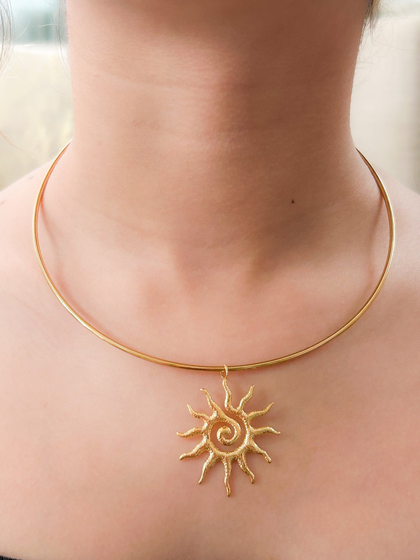 Summer Sun Necklace – Collar Sol Dorado Elegante