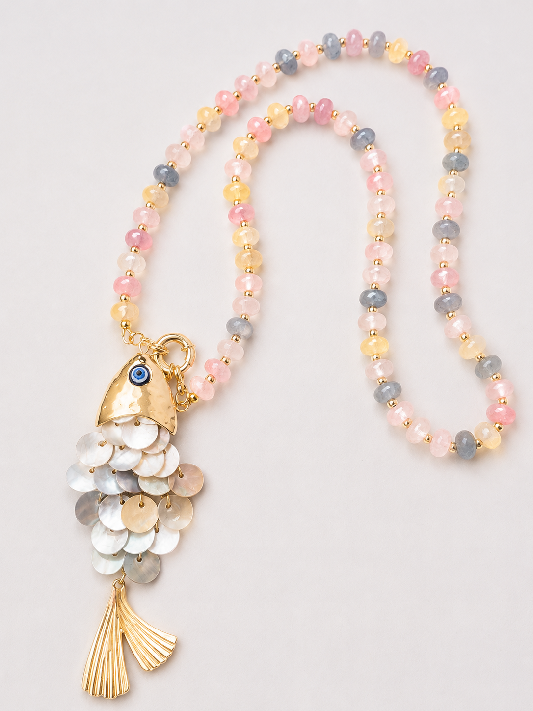 Tesoro del Arrecife | Collar con Pez de Nácar y Cristales