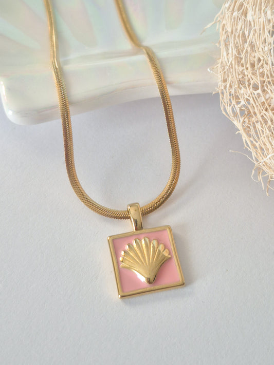 Concha Veraniega Dorada – Collar Esmaltado Elegante