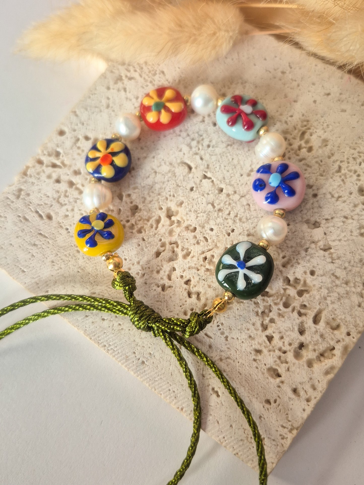 Pulsera Bloom Joy con Flores de Colores – Hecha a Mano