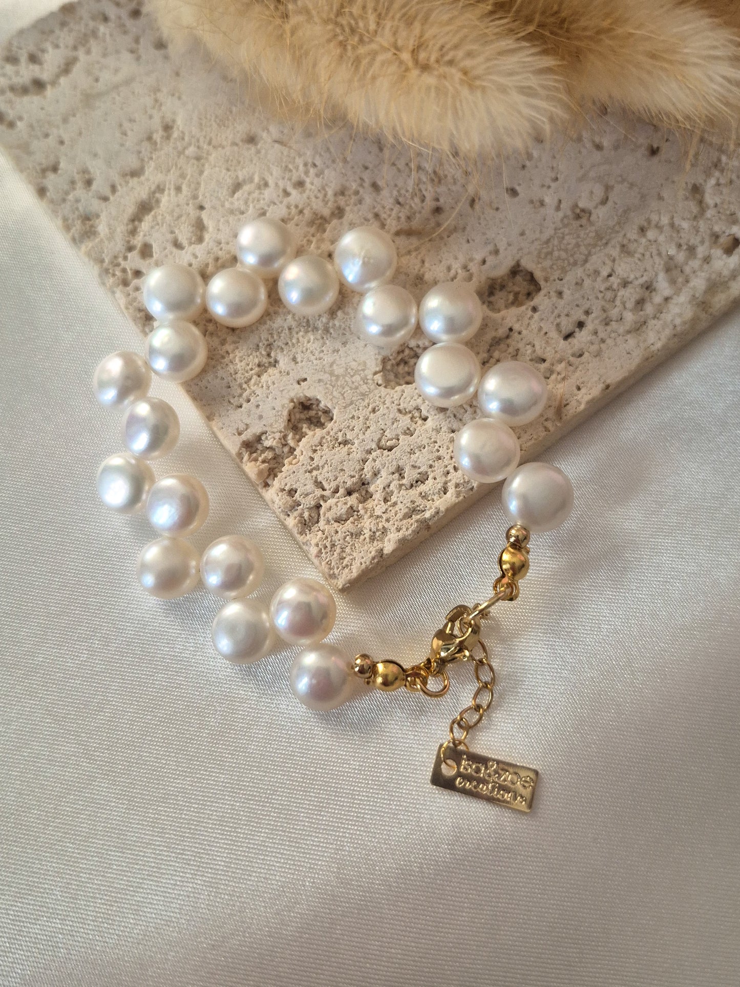 Pulsera Huggie de Perlas – Elegancia Clásica Hecha a Mano