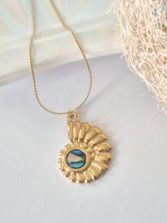 Susurro Marino | Collar Con Caracol Dorado y Piedra Turquesa