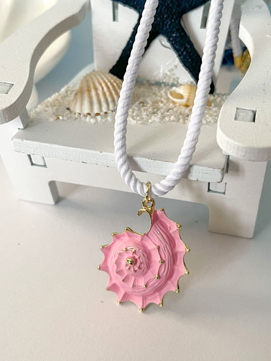 Corazón del Mar | Collar de Concha con Detalles Dorados y Cordón Trenzado