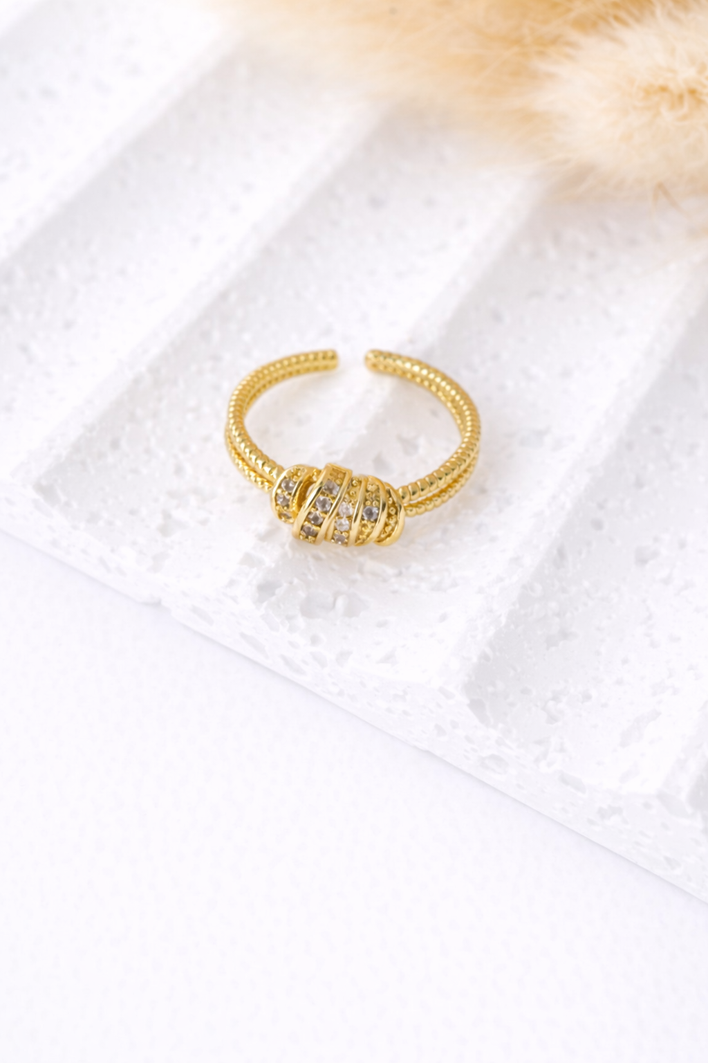 Anillo Dorado Texturizado con Zirconias Ajustable