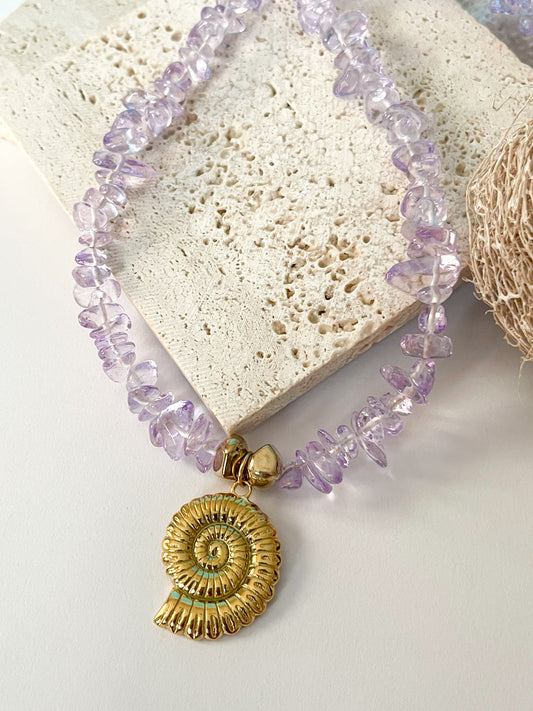 Caracolas del Coral | Collar de Caracol Dorado con Cuentas