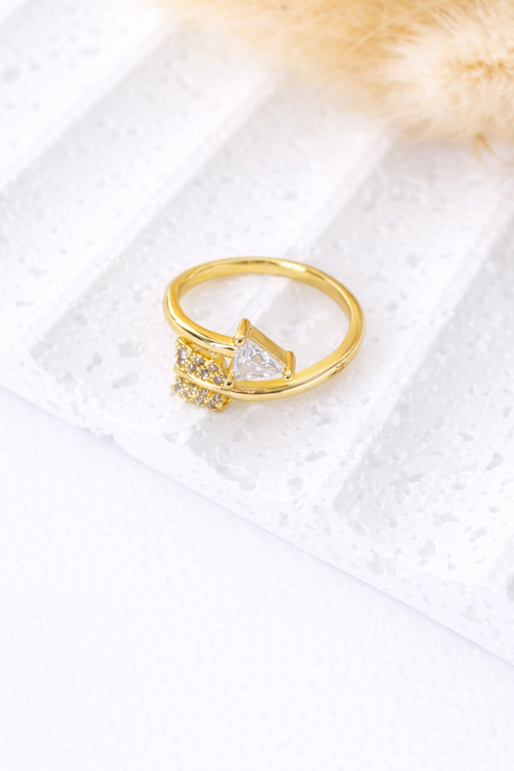 Anillo Geométrico Brillo Dorado con Zirconia