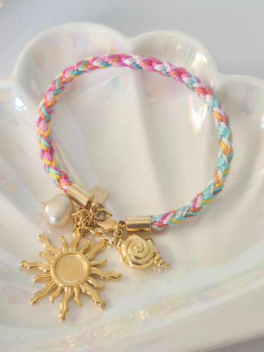 Pulsera Sol y Marea con Hilo Trenzado Multicolor y Dijes Dorados