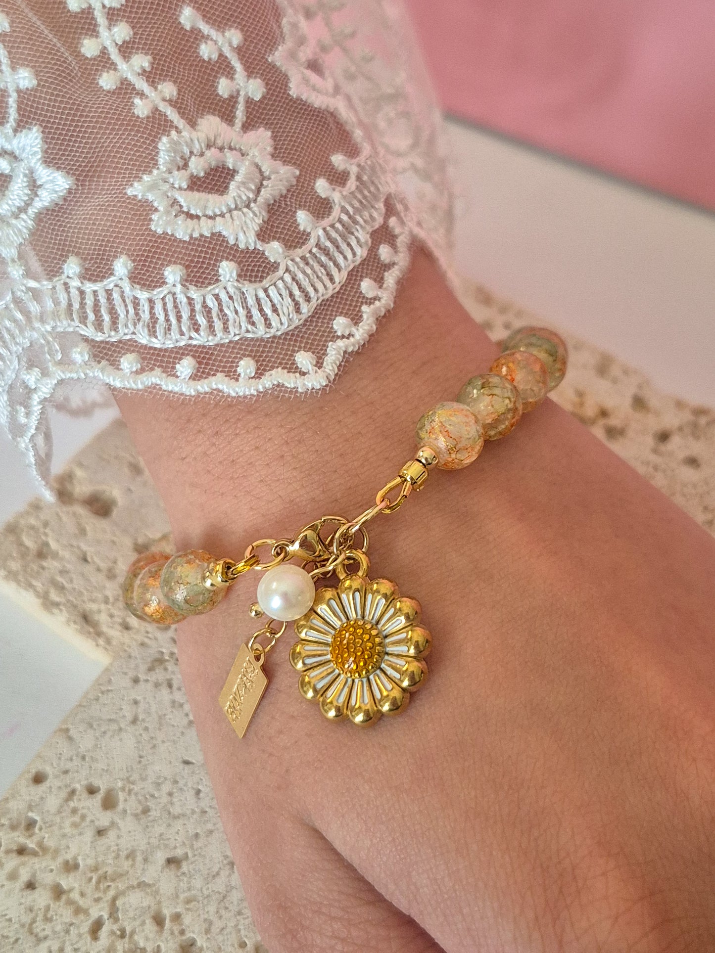 Pulsera Daisy con Cristales y Dije de Flor Dorado
