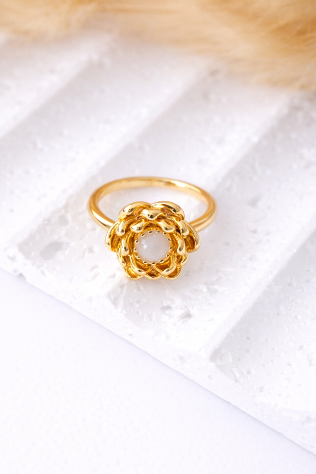 Sortija Flor Dorada con Piedra Blanca |Elegancia Natural