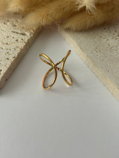 Alina Ring – Sortija Dorada Ajustable de Diseño Orgánico