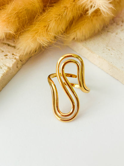Edna’s Ring – Sortija Dorada Asimétrica de Diseño Artístico