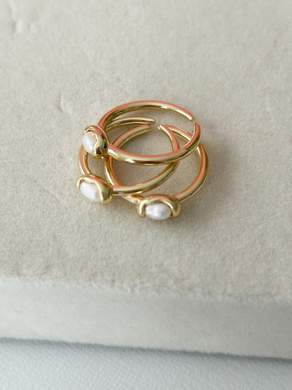 Single Freshwater Pearl Ring – Sortija Dorada Ajustable con Perla de Agua Dulce Natural