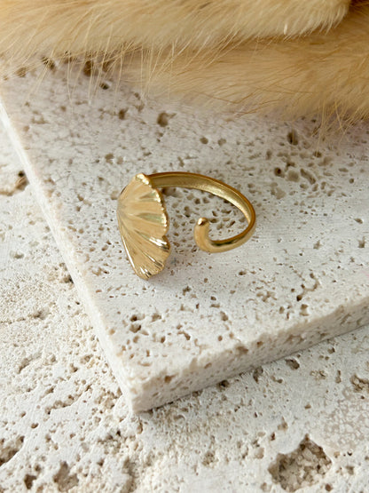 Leaf Ring – Sortija Dorada Ajustable con Diseño de Hoja Natural Elegante