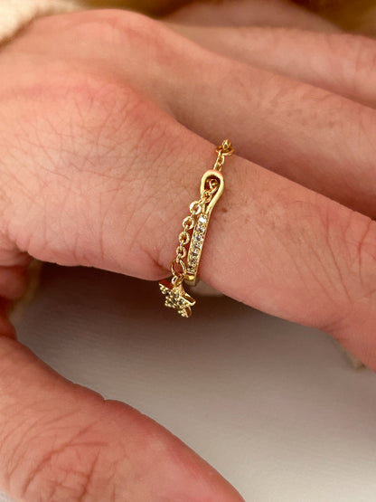 Hanging Star Ring – Sortija Dorada Ajustable con Estrella Colgante Delicada