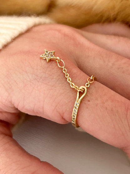 Hanging Star Ring – Sortija Dorada Ajustable con Estrella Colgante Delicada