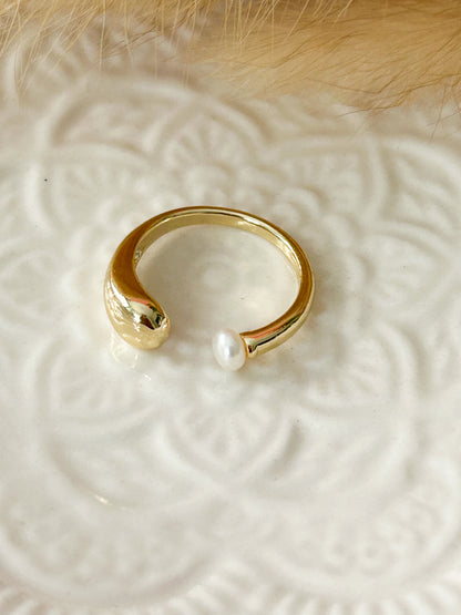 Aida’s Ring – Sortija Dorada Ajustable Minimalista con Perla