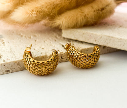 Aretes Dorados Huggie-Rhombic Grid