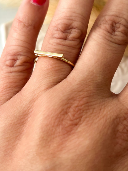 Simple Inlaid Ring – Sortija Dorada Minimalista en Stainless Steel