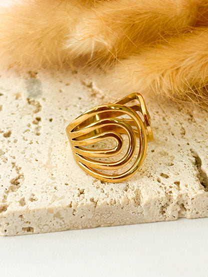 Alanis Ring – Sortija Dorada Escultural de Diseño Moderno