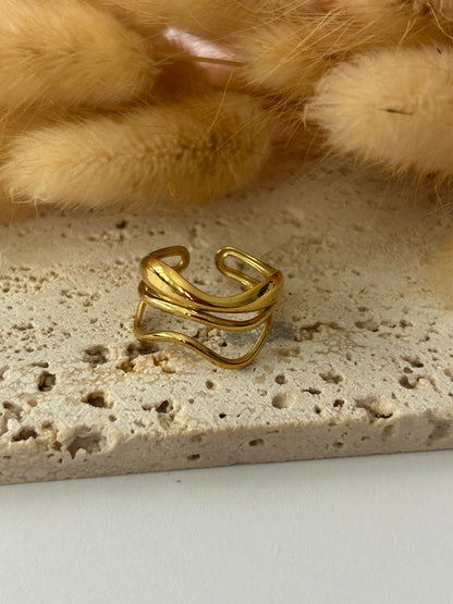 Nancy’s Ring – Sortija Dorada Ajustable de Líneas Onduladas