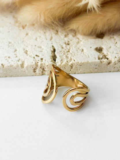 Alanis Ring – Sortija Dorada Escultural de Diseño Moderno