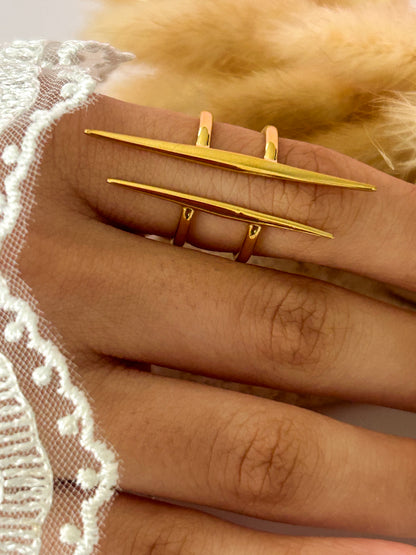 Angelica Ring – Sortija Dorada Ajustable de Líneas Geométricas Modernas