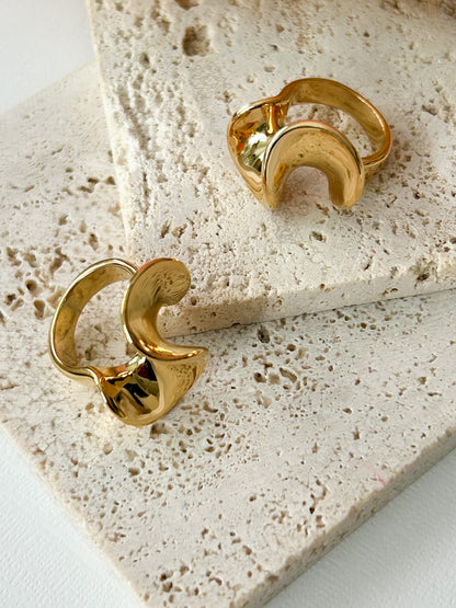 Tangled Ring – Sortija Dorada Ajustable de Diseño Orgánico