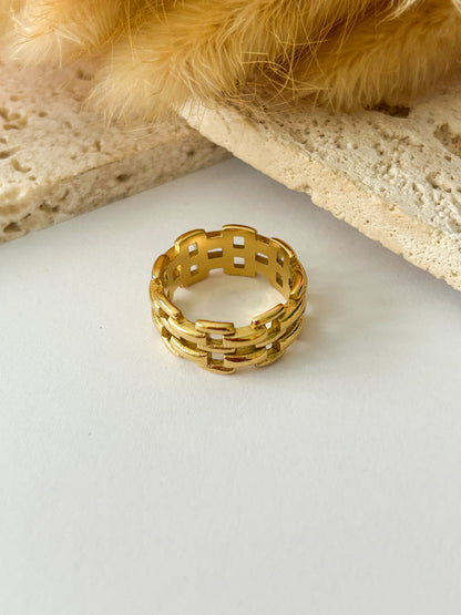 Yari’s Ring – Sortija Dorada de Eslabones en Acero Inoxidable