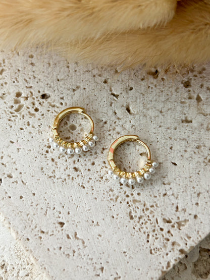 Mini Aretes Dorados con Perlas Pequeñas - Nayla