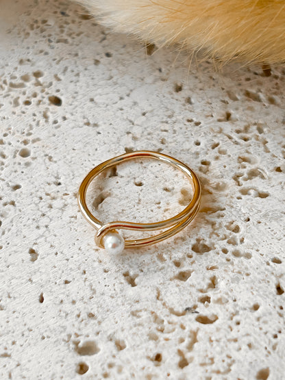 Rounded Pearl – Sortija Dorada Ajustable con Perla