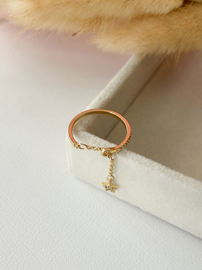 Hanging Star Ring – Sortija Dorada Ajustable con Estrella Colgante Delicada