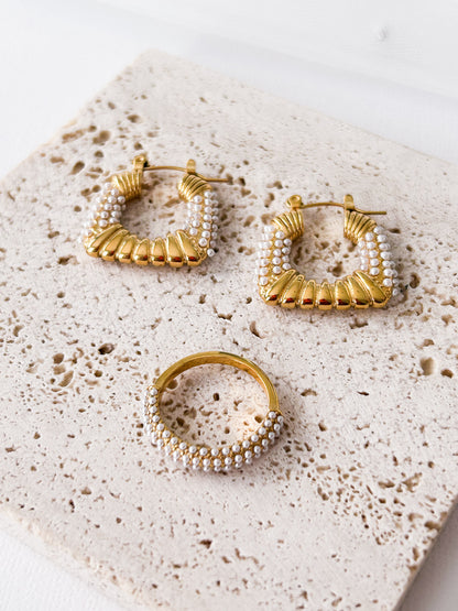 Pantallas Annie – Vintage Pearl Hoops