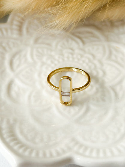 Crystal Pin Shape Ring – Sortija Dorada Ajustable con Cristal