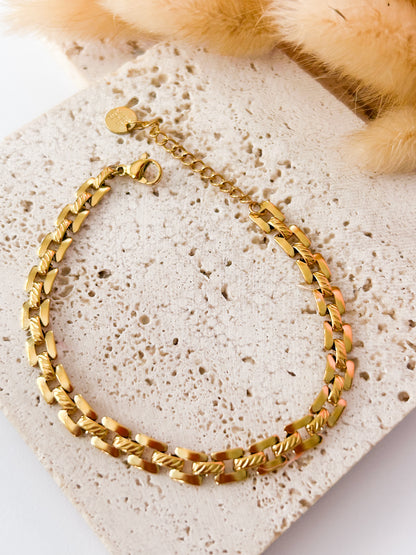 Pulsera Andrea Dorada – Estilo Moderno y Elegante