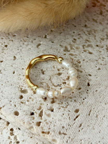Gold & Pearls Ring – Sortija Dorada Ajustable con Perlas Naturales Elegantes