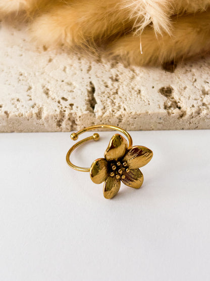 Christi’s Ring – Sortija Dorada Ajustable con Flor de Diseño Romántico