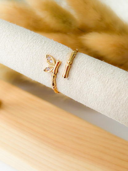 Bamboo Butterfly – Sortija Dorada Ajustable con Diseño de Bambú y Mariposa