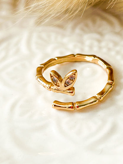 Bamboo Butterfly – Sortija Dorada Ajustable con Diseño de Bambú y Mariposa