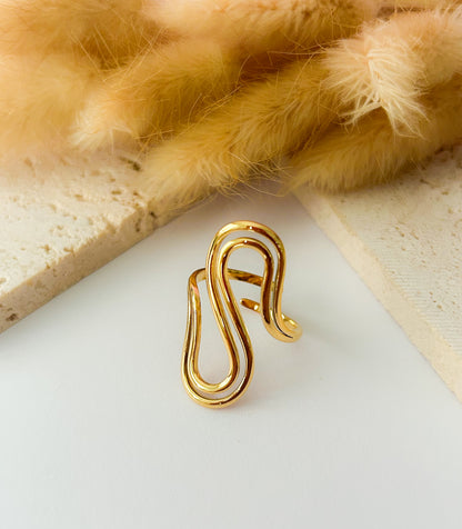 Edna’s Ring – Sortija Dorada Asimétrica de Diseño Artístico