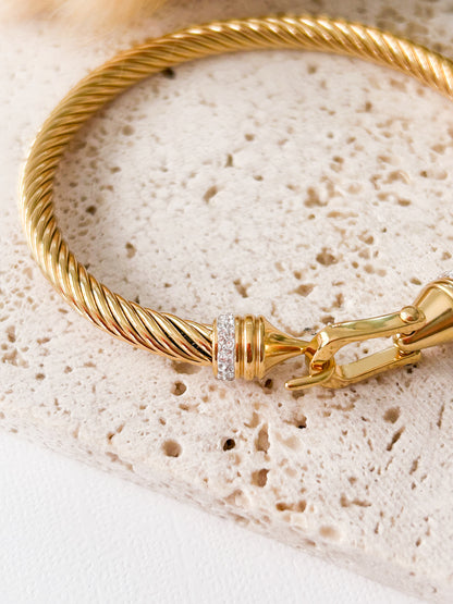 Bangle Dorado con Cierre Decorativo en Acero Inoxidable