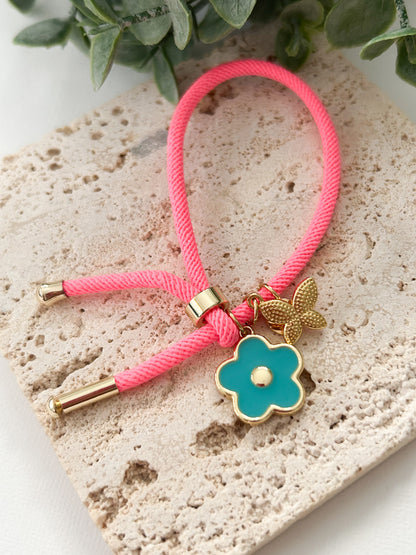 Harlow Bracelets – Pulsera Ajustable con Dijes Florales y Colores Vibrantes