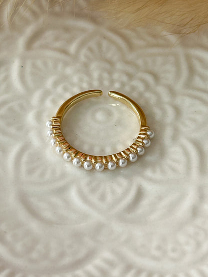 Angie’s Ring – Sortija Dorada Ajustable con Micro Perlas Elegantes