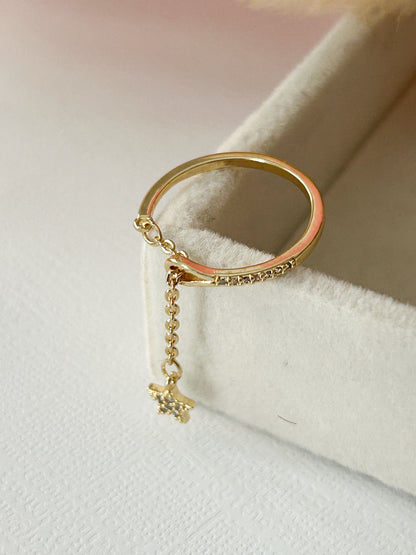Hanging Star Ring – Sortija Dorada Ajustable con Estrella Colgante Delicada
