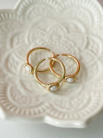Single Freshwater Pearl Ring – Sortija Dorada Ajustable con Perla de Agua Dulce Natural