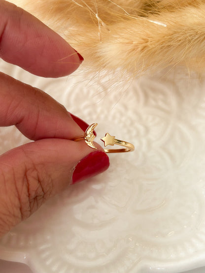 Moon & Star Ring – Sortija Dorada Ajustable Luna y Estrella
