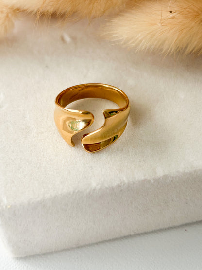 Curvy Ring – Sortija Dorada Ajustable de Diseño Curvo