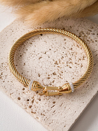 Bangle Dorado con Cierre Decorativo en Acero Inoxidable