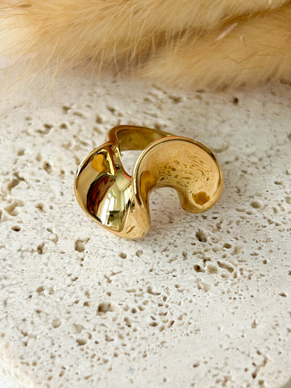 Tangled Ring – Sortija Dorada Ajustable de Diseño Orgánico